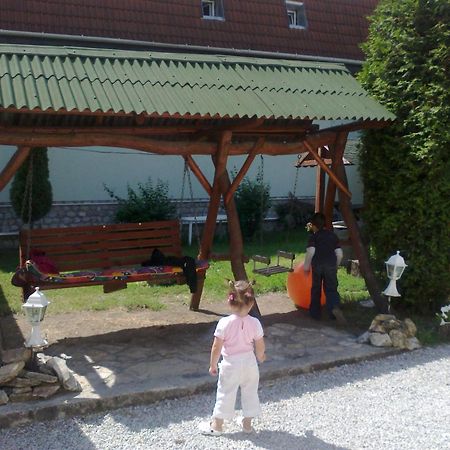 Taltos Vendeghaz Bed & Breakfast ซิลวาชวาร็อด ภายนอก รูปภาพ